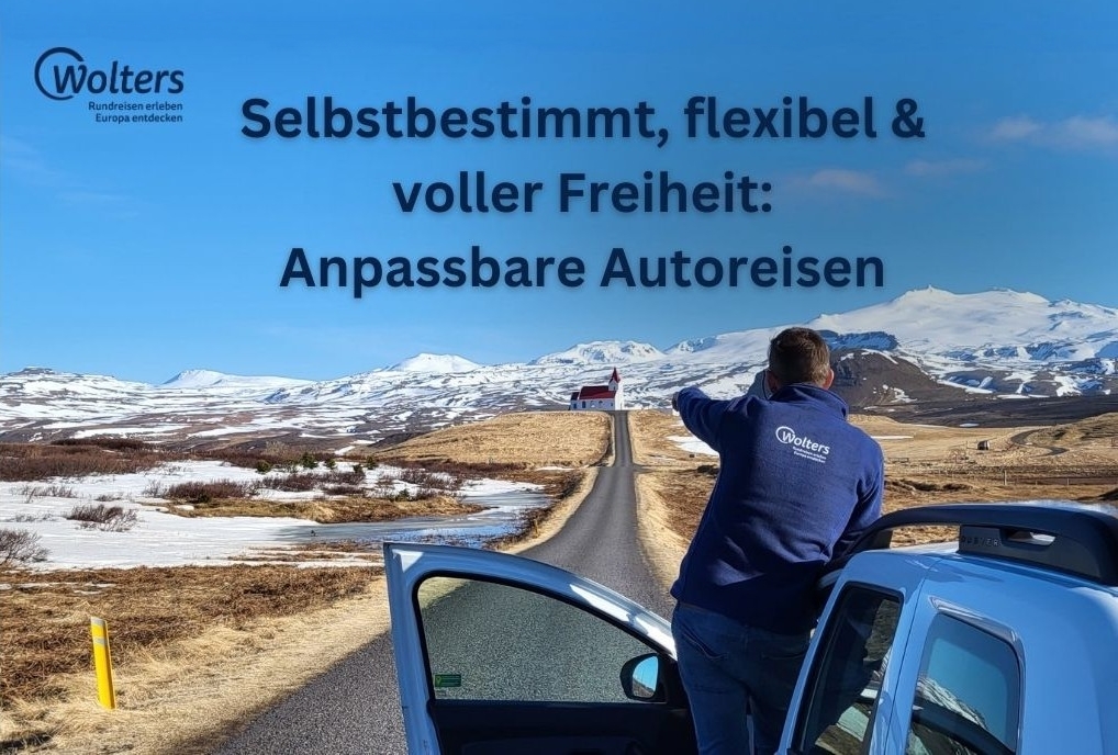 Person zeigt aus Auto auf einsame Kirche in verschneiter Berglandschaft. Text: „Selbstbestimmt, flexibel & voller Freiheit: Anpassbare Autoreisen“.